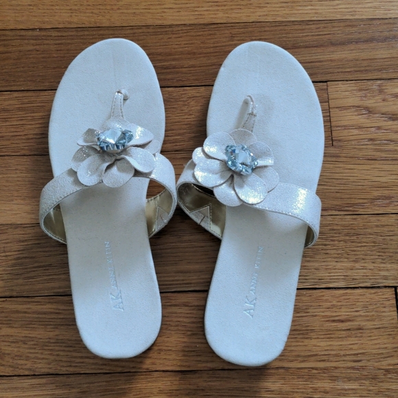 Cream Flower Sandals - Brand new! - Picture 3 of 7